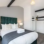 Host & Stay - The Roscoe Carriage House
