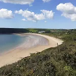 The Beach House! Walk To Beach In Under 5 Minutes!