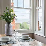 Harriet - Quaint One Bedroom Apartment With Easy Parking