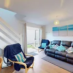 82 Strawberry Hill, Tolroy Manor