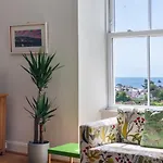 Manacles - Spacious Flat Near Beach With Sea Views & Parking