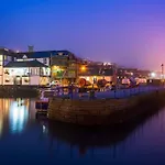 The Nest, Central Falmouth, 10 Mins To The Beaches And Off Street Parking
