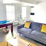 Royal Harbour Retreat Sea Views & Pool Table