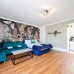 Super Central Location I Tropical Studio Apartment I Next To Brighton Beach And North Lanes
