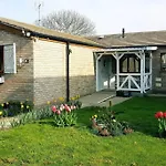 Dog Friendly Little Bungalow With Patio & Private Driveway