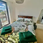 Amazing City Centre 1 Bedroom Apartment With Balcony Lgbtq Friendly