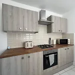 Large 3 Bed - 10 Mins To Centre