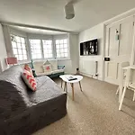 Amazing Apartment, Private Garden, Off Street Parking