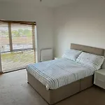 Modern 2 Bed Flat With Balcony