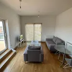 Modern 2 Bed Flat With Balcony