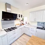 Cosy Family Haven: Spacious 3-Bedroom Retreat In Christchurch