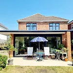 Cosy Family Haven: Spacious 3-Bedroom Retreat In Christchurch