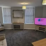 Stylish 3 Bed Apartment Tyldsley Suite