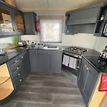 Sherwood 472 - Central Heating, Pet Friendly, Wifi, Bed Linen - Golden Palm Resort - Meadow Lakes Caravan & Lodge Hire