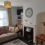 Quaint Cottage Near To Town, Beach And Station