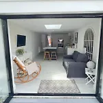 Bay View Luxury Stays - Iris Harbour Cottage