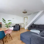 Beachfront Getaway 2-Bedroom House With Free Private Parking & Patio