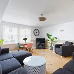 Beachfront Getaway 2-Bedroom House With Free Private Parking & Patio