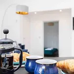 Sleeps 6 The Lovely Lymington Lock Off