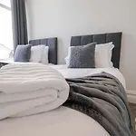 Pearl Penthouse - 1 Minute From 02 Academy - Free Parking - 5 Minutes From The Beach - Fast Wi-Fi - Smart Tv