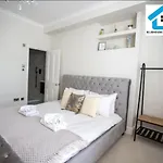 Three-Bedroom Apartment At Bluehouse Short Lets In Brighton With Garden For Family Relaxation