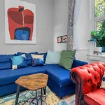 Cheerful Stays: 2 Bedroom Sleeps 6