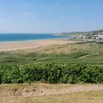 2 Challacombe - Luxury Apartment At Byron Woolacombe, Only 4 Minute Walk To Woolacombe Beach!