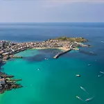 Island Studio With On-Site Parking
