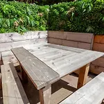 2 The Old Schoolhouse: En-Suite, Hot Tub, Parking, Pets