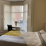 City Centre Ensuite Home - Free Parking, Near Uni & Hospital