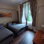 2 Bedrooms Flat Central Edinburgh, Sleeps 6, In The Shadow Of Holyrood Park And Arthur'S Seat With Free Parking, Two Bed Rooms