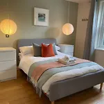 Just B -Town Centre, 2 X Double Bedroom Apartment With Smart Tv, Full Kitchen & Great 1400 Power Shower! St Elmo Cottage
