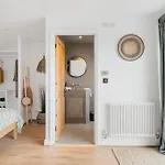 Stylish & Modern Home, Central Newquay W/Parking