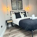 Central Belfast Modern Apartment Great Location Free Parking