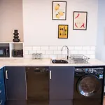 Blackpool Abode - Beach Suite Apartment