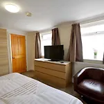 Spacious Modern Ground Floor Apartment, For Up To 6 Guests