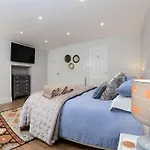 Apartment West With Free Parking