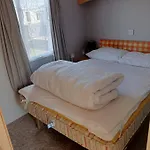 8 Birth Caravan On The Chase Close To Amenities And 5 Mins Walk From Beach