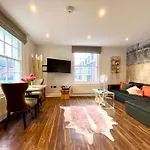 Stunning Little House On Poole Quay - Free Secure Parking & Wifi - In The Heart Of The Old Town - Great Location - Free Parking - Fast Wifi - Smart Tv - Newly Decorated - Sleeps 2! Close To Poole & Bournemouth & Sandbanks