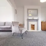 Entire 3 Bedroom House 5 Minutes From The Beach