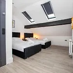 Stylish Stay Near The Stadium Walk To The Action