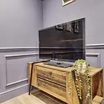 Apartment For Couples & Travelers - Southend Stays