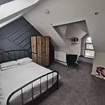 Mansel House - Sleeps 14 - By Tifa Stays