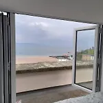 Top Floor Apartment, Sea Views Of Harbour Beach