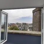 Top Floor Apartment, Sea Views Of Harbour Beach