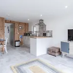 The Garden Lodge - 1 Bedroom Lodge - Tenby
