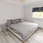 10 Southcliffe Drive