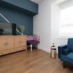 Spacious 5 Bedroom Apartment In Swansea