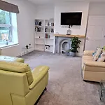 Spacious, Modern First Floor Flat Near Beach And Ferry