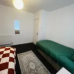 Liberty Inn 4 Bed 2 Bathroom Sharing House For 12 People